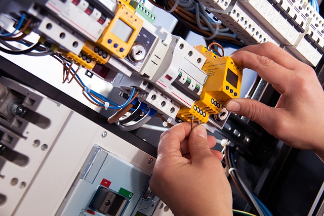 Jaką rolę w instalacjach elektrycznych odbywają ochronniki przepięć?