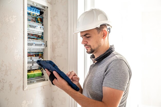 Jak zadbać o bezpieczeństwo instalacji elektrycznej w domu?