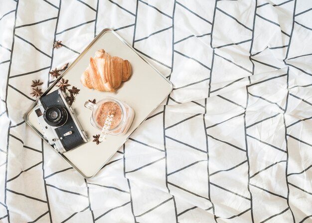 Jak wybrać idealne prześcieradło do sypialni: Porady dotyczące materiałów i wzorów