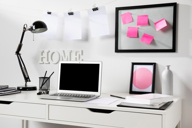 Jakie wyposażenie zakupić, aby stworzyć własne biuro w swoim domu?