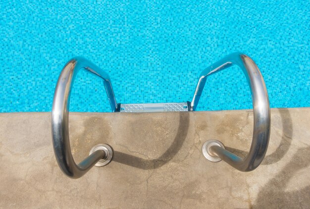 Jak wybrać idealne akcesoria do utrzymania czystości w basenie owalnym?